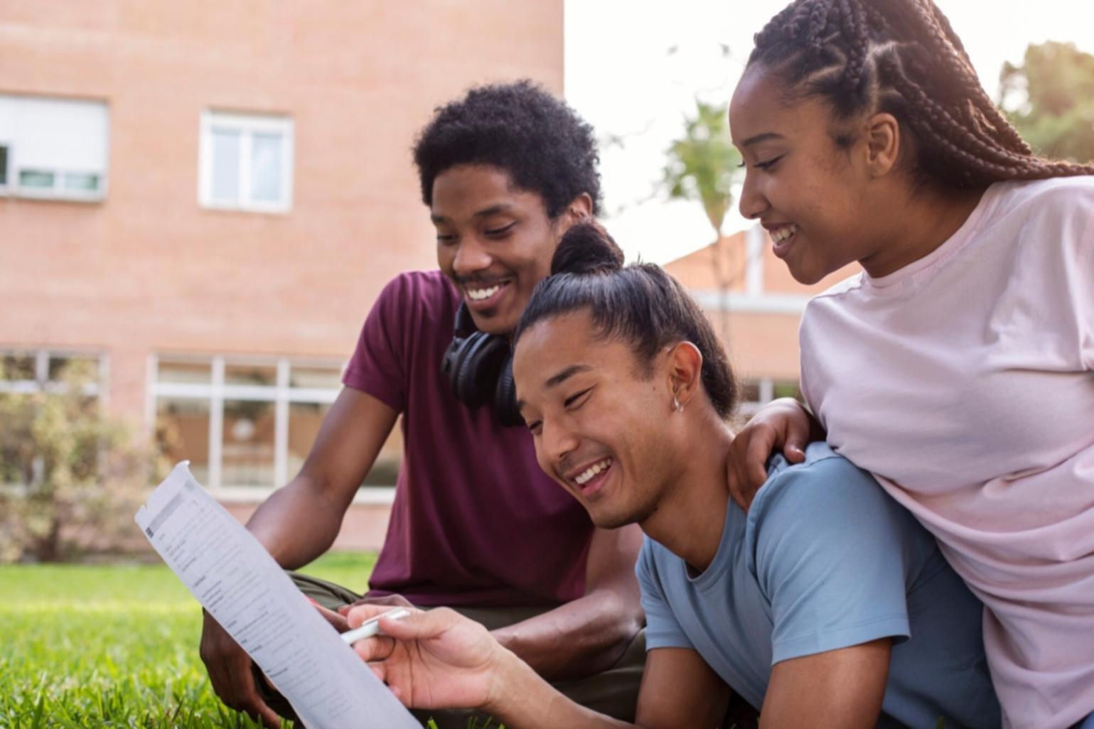 Estudiantes aprendiendo conceptos de presupuesto y finanzas personales